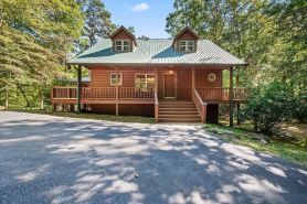 Cozy Cabin Near Helen + Hot Tub + Fire Pit + Game Room + More