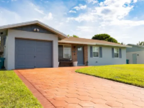 Beautifully Appointed 3BR / 2 Bath Home close to Beach & Iconic Atlantic Ave Hotels in Boynton Beach