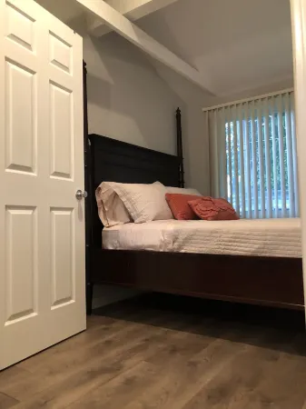 Cozy Bungalow house by the lake Отели в г. Комо