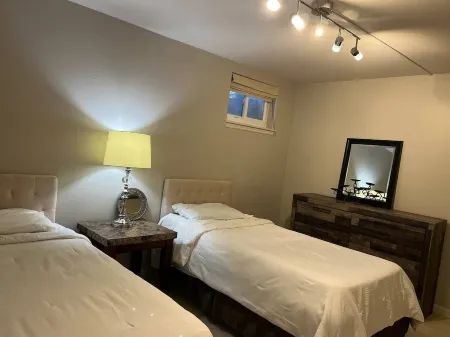 Entire walkout basement near shopping and dining Отели в г. Торнтон