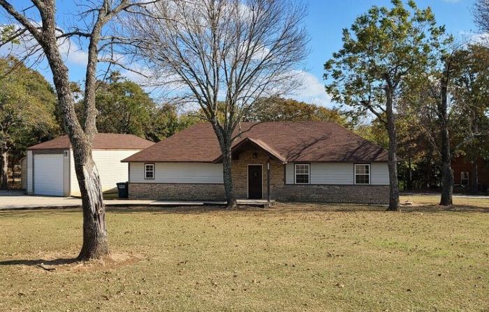 The Rustic Gem!! 3 Bedroom/2 Bath House