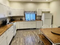 Modern Farmhouse 3 Bed, 2 Bath Apartment, Sleeps 7, Lots of Space, Downtown