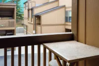 Ski In/Out Newly updated studio near Main St!