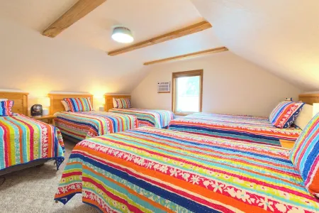 Lakefront Cottage in Town; Walk to Restaurants; Hot Tub