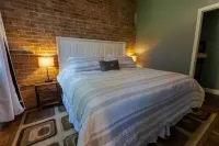 Incognito #3 : located 1 block from The Scotsman Hotel a Laurel