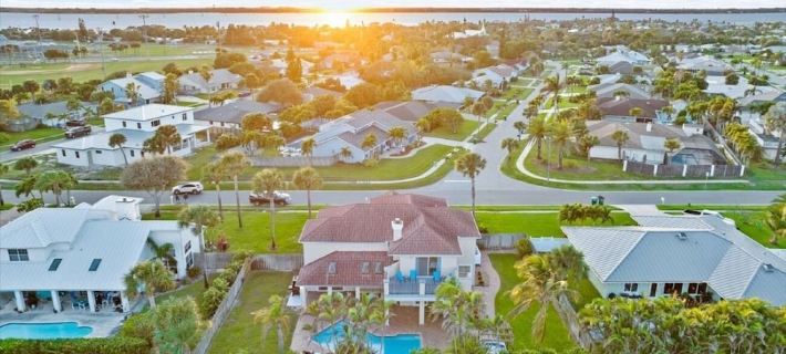 Beachy Places, Hot tub, Pool, Beach Hotels in Melbourne Beach