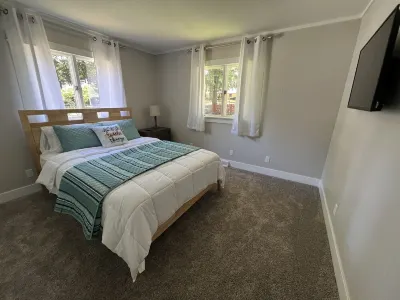 Perfect location! Family friendly 4 Bedroom home - 5 minute walk to the beach!