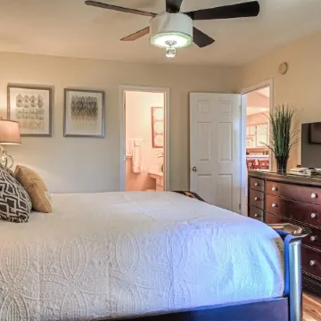 Pawley's Paradise close to Golf, Swimming, Beach, Shopping, and Restaurants.