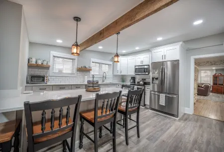 Beautifully Restored 6BR in the heart of Windham Отели в г. Виндхам