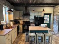 2 King beds, huge deck at a picturesque chalet