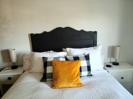 Apple Blossom Cottage // 2 Miles from Downtown ~ 10 Min to Mayo