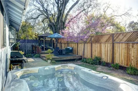 Heart of Wine Country, Cute Cottage w/Hot Tub Отели рядом с достопримечательностью «Парк Футхилл Риджинал»