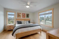 Downtown Sister Bay. 🐐🍻 🏖️ 2-story, 3 + 1 Bedrooms, 3.5 Baths. Loft & Game Room!