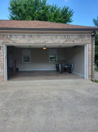 One level home close to interstate and 25 minutes to Nashville.