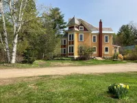 GORGEOUS FAMILY FRIENDLY VICTORIAN WITH ALL NATURAL CEDAR HOT TUB NEAR GORE MT