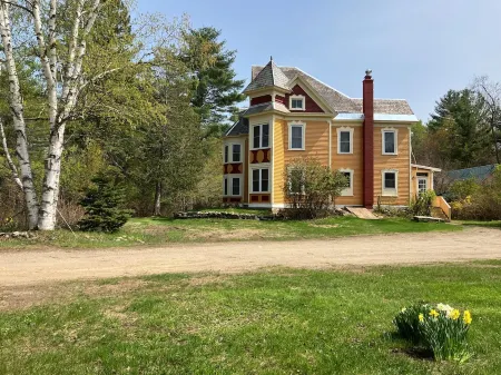 GORGEOUS FAMILY FRIENDLY VICTORIAN WITH ALL NATURAL CEDAR HOT TUB NEAR GORE MT