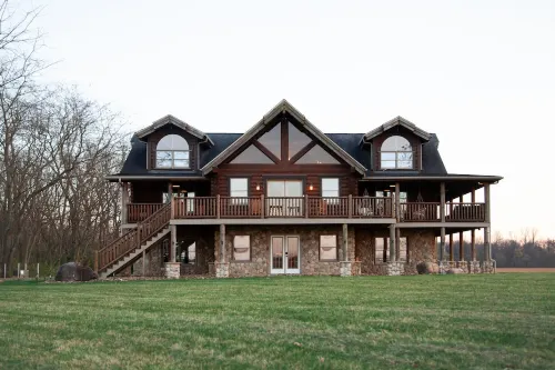 NEW CABIN! Hot Tub, Gazebo, Wraparound Deck, Sleeps 14. Drive to Hocking!