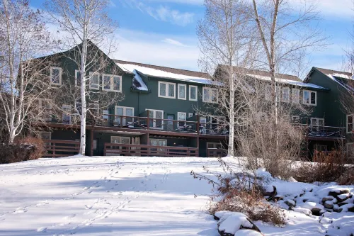 Updated Townhome w/ Deck, Lake & Mountain Views, 18 mi to Aspen, Dog Friendly!