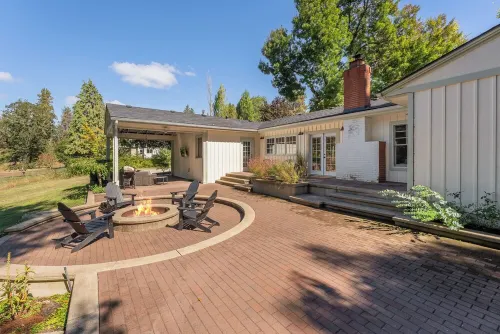 Luxury Riverfront Escape- Hot Tub & Fire Pit