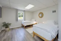Cozy 3-Bedroom Cottage, Near the Lake