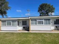 Modern South Facing Chalet , 5 Minutes From the Beach. Sleeps 5