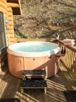 BABY BEAR’S CABIN, REAL LOG CABIN, SPECTACULAR VIEWS, HOT TUB, FIRE PIT