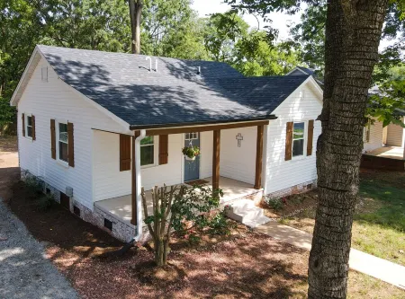 Comfy vintage cottage in beautiful small town--7mins from everything.