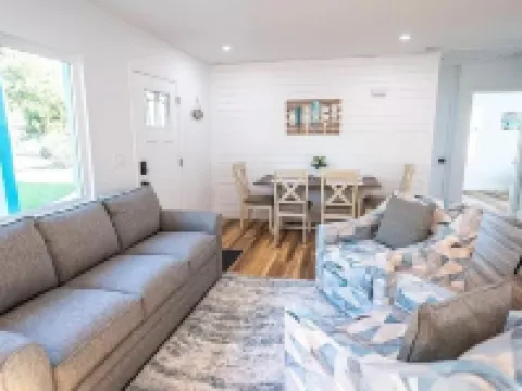 Charming 3-bedroom Aqua Retreat with Patio and Fire Pit in Historic Palmetto. Hoteles en Palmetto