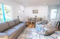 Charming 3-bedroom Aqua Retreat with Patio and Fire Pit in Historic Palmetto. Hotels in Palmetto