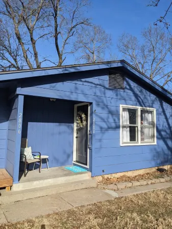 Colorful & Bright Blue Ranch House close to KSU Football stadium Отели в г. Манхэттен