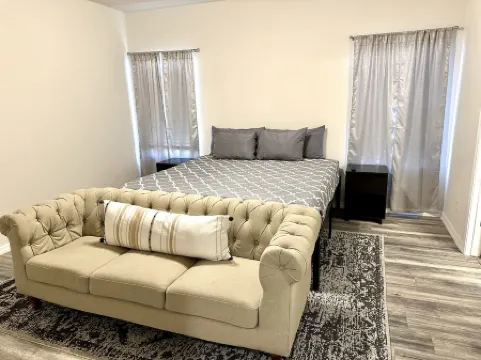 Newly Built Home Close to River Отели в г. Буллхед Сити