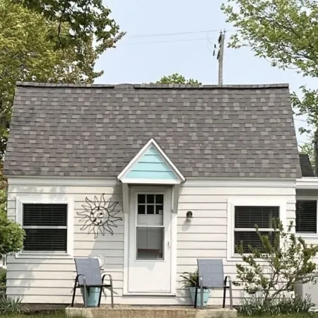 Lakeview Cottage, walk to the beach, parks and downtown. Early booking discount!