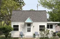 Lakeview Cottage, walk to the beach, parks and downtown. Early booking discount!
