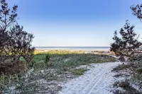 Charming Studio Apt E / Steps to Beach & Dining