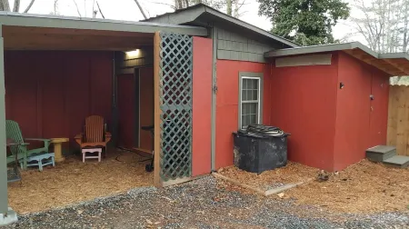 Sweet Suite 3 Minutes to  Dupont State Forest!  Take a Hike or Bring Your Bike! Отели в г. Краб Крик