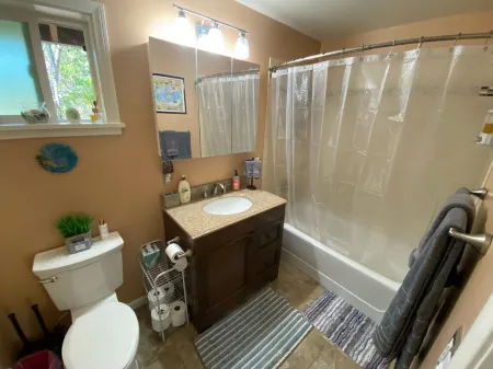 Private quiet cottage best for 2-3, no worries pet friendly