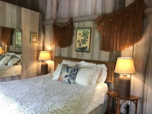 Quiet get-away in Lush Tropical Setting- 5 min walk to snorkeling beach!