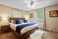 Scenic VIEWS! Pool table - Fire Pit - River Access - Arcade