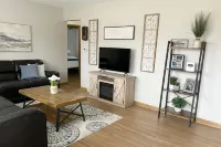 King & 2 Queen Beds, Centrally Located 15 Minutes from Anywhere in Des Moines