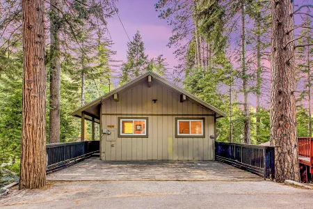 Pine View - Spacious 3000 SQFT Home with Game Room, Bar and 3 Decks!