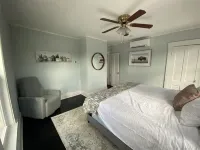 Meredith Charmer-walk to lake, town, shops, & boat launch Hotels in Meredith