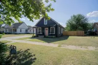 Blue house on 5th! Arcade room, fire pit, privacy fenced yard, and more!! Hotels near The Village