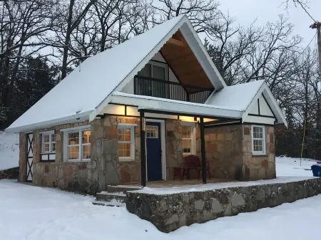 Cabin No. 4 @ The Old Swiss Village - Lake Views! Отели в г. Осейдж Тауншип