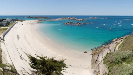 House 10/12 people with studio by the sea in TREGASTEL Отели в г. Трегастель