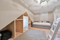 Beach House Full of Family Fun Within 15 Min Walk to the Beach +  Work Space