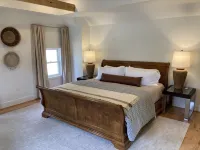 10 Min to Beach! Clean Spacious Designer Wine Country Farmhouse Fenced-in Yard