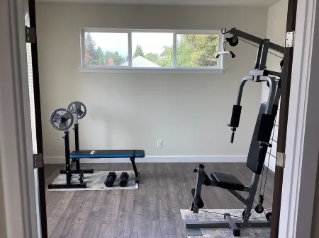Newer comfy Renton house with gym and theater