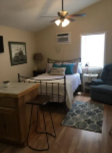 Cozy Cabin by the Pond