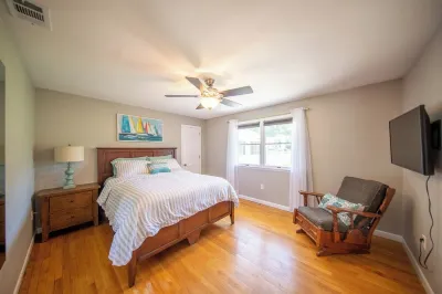 Expansive Beautiful Ranch with Pool and hot tub. Close to Beach Sleeps 20+ 하크니스 메모리얼 주립공원 주변 호텔