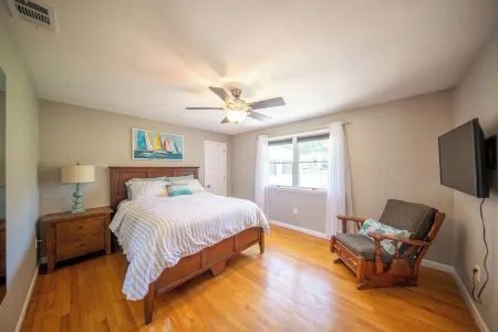 Expansive Beautiful Ranch with Pool and hot tub. Close to Beach Sleeps 20+